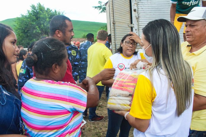 Prefeita Fernanda distribuiu centenas de cestas básicas