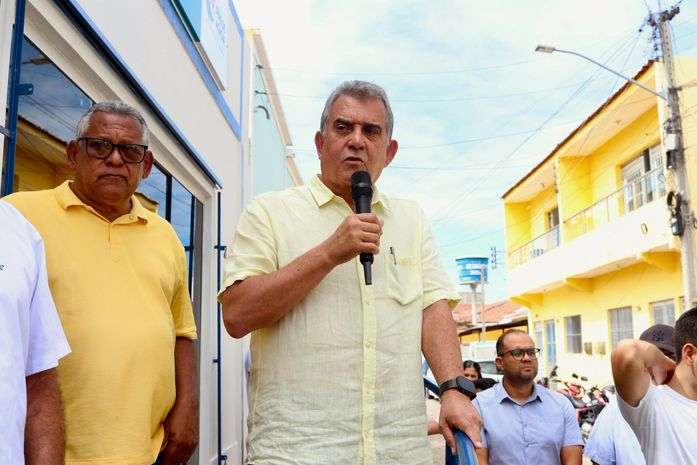 Prefeito Jorge Dantas faz reconhecimento especial a Pedro Lúcio Rocha durante inauguração da Secretaria de Empreendedorismo Rural