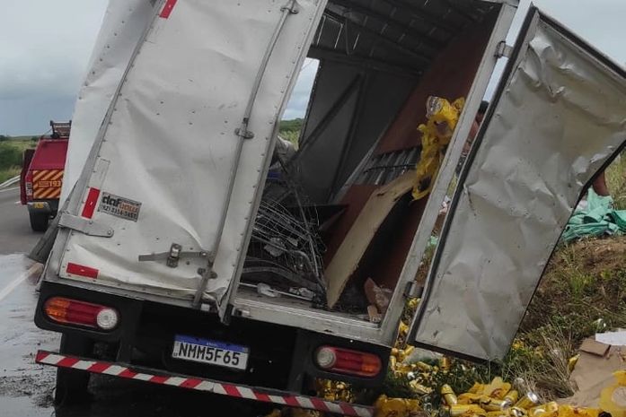 Motorista fica preso às ferragens após caminhão com carga de cerveja tombar na AL-220