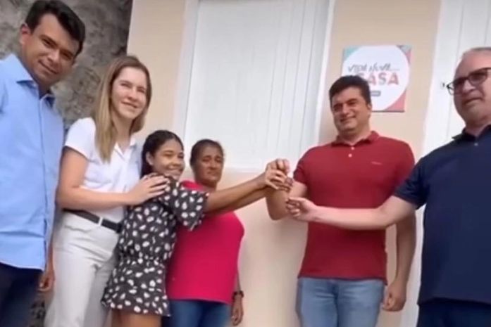 Prefeito contempla famílias de Chã Preta entregando casas novas em pleno período natalino