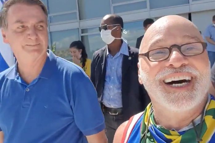 Bolsonaro e Paulo Cintura: o bordão de um governo que é uma piada e um perigo