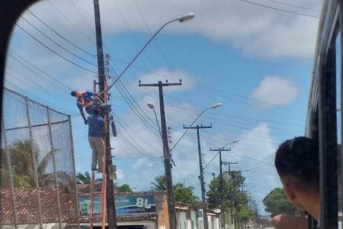 Trabalhador ficou ferido após descarga elétrica
