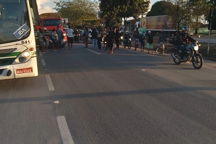 Ônibus intermunicipal é multado e apreendido por excesso de passageiros