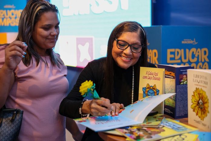 Servidores da Educação participam de tarde de autógrafos na Bienal