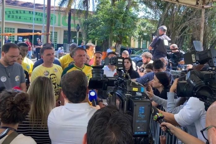 Ex-presidente Jair Bolsonaro vota na zona oeste do Rio de Janeiro