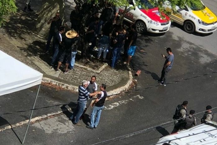 Greve dos jornalistas: polícia é acionada para "desligar" carro de som; veja vídeo