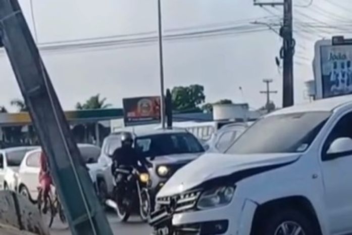 Motorista colide com poste após bater em motocicleta na AL-220, em Arapiraca