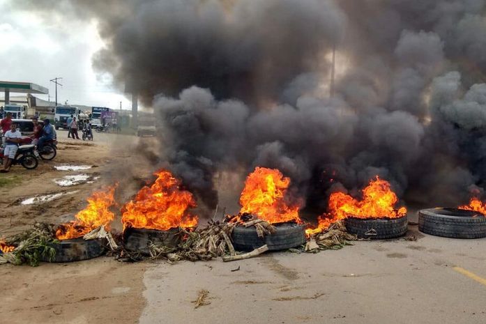 Manifestantes bloqueiam AL-105 contra fechamento de matadouro