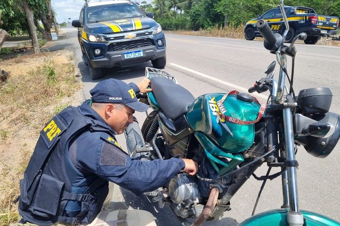 Homem é preso pela PRF após ser flagrado com veículo adulterado, na BR-316