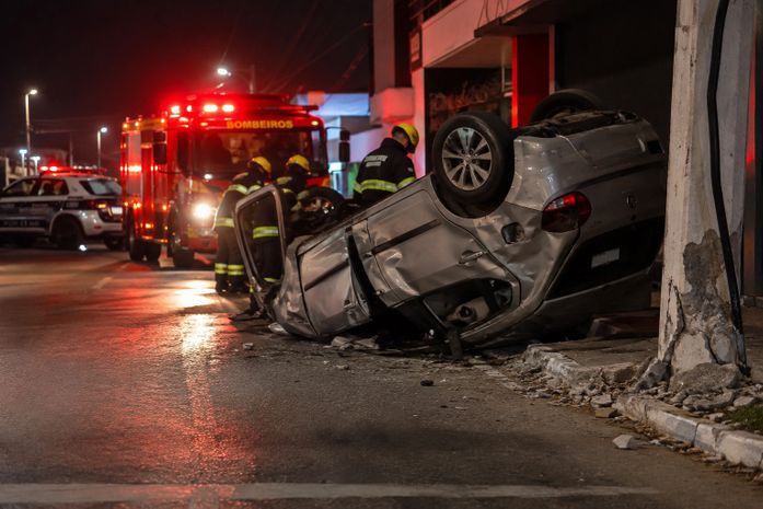 Motorista fica preso às ferragens após capotar carro durante fuga de abordagem policial, em Arapiraca