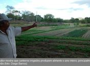 Agricultor busca água embaixo da terra seca da caatinga para plantar o ano inteiro