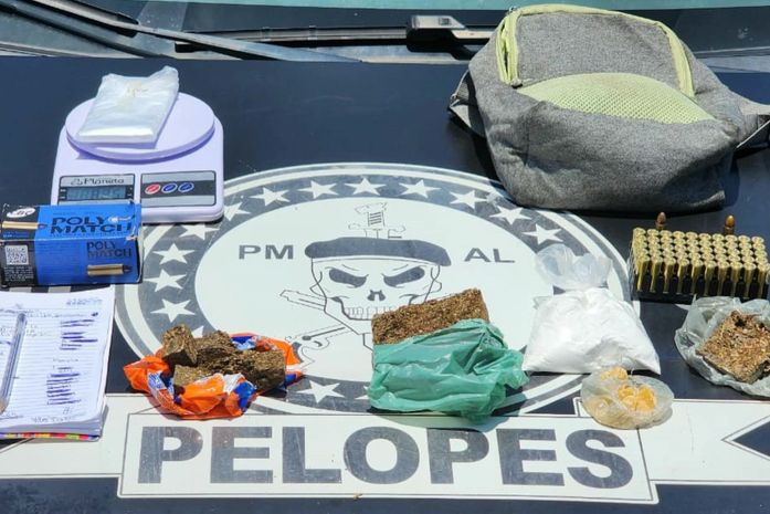 Material apreendido durante abordagem policial em Arapiraca