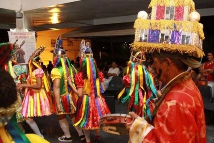 Danças e folguedos da cultura popular, literatura oral e/ou escrita, gastronomia, música, artes cênicas e artesanato são Patrimônio Vivo de Alagoas