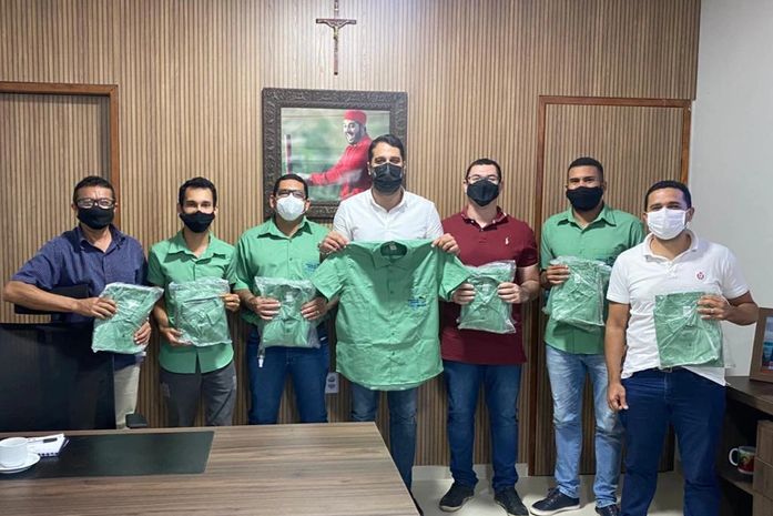 Prefeitura de Santana do Mundaú entrega mais fardamentos e equipamentos para servidores