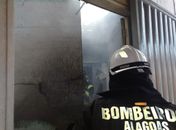 Bombeiros combatem incêndio em residência no município de Arapiraca