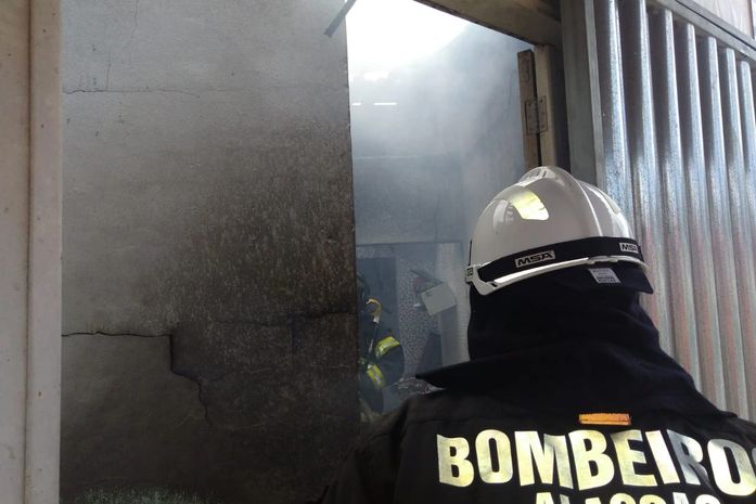 Bombeiros combatem incêndio em residência no município de Arapiraca