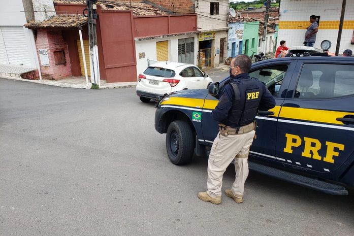 PRF prende três pessoas e recupera dois veículos no final de semana em Alagoas