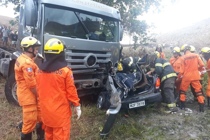Duas pessoas morrem e uma fica presa às ferragens em acidente na AL-110; veja vídeo