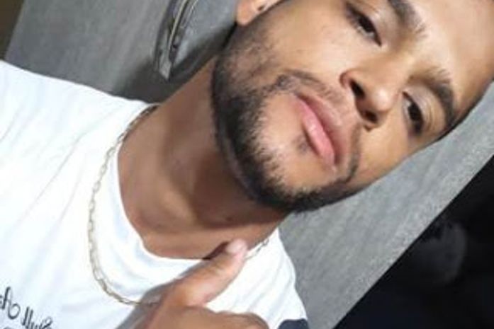 Jovem tentou escapar de atiradores, entrou na casa de um vizinho, mas foi morto no local.