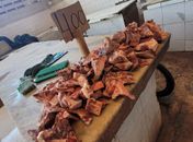 Vigilância Sanitária apreende 100 kg de carnes estragadas e materiais impróprios no mercado