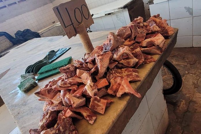 Vigilância Sanitária apreende 100 kg de carnes estragadas e materiais impróprios no mercado