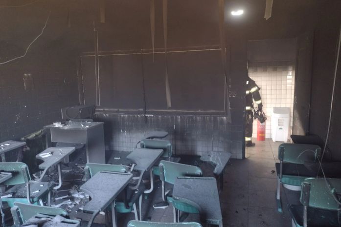 Incêndio em ar condicionado deixa sala destruída e provoca suspensão de aulas em escola de Arapiraca 
