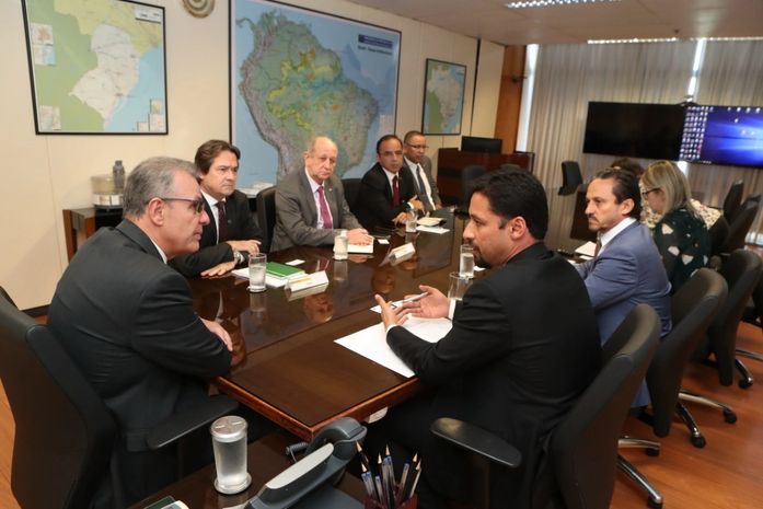 Rodrigo Cunha vai a ministro pedir ajuda da Petrobras para famílias do Pinheiro