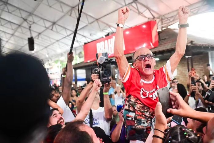 Viradouro é campeã com exaltação ao Mestre Ciça