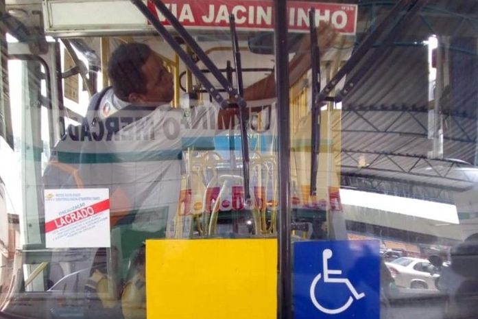 Após fiscalização, ônibus com irregularidades são retirados de circulação