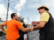 Prefeito Gilberto Gonçalves fiscaliza pavimentação asfáltica na região das casas novas em Rio Largo 
