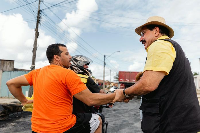 Prefeito Gilberto Gonçalves fiscaliza pavimentação asfáltica na região das casas novas em Rio Largo 
