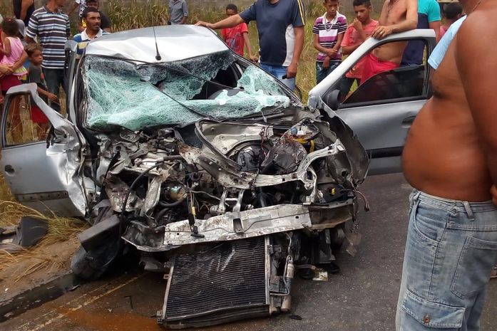 Colisão envolvendo carro de passeio e caminhão deixa três pessoas feridas