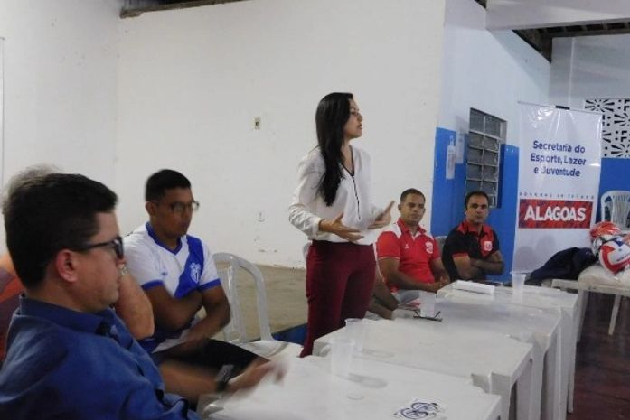 Selaj promove entrega de kits de materiais esportivos em Pão de Açúcar