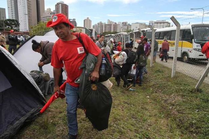 Manifestantes começam a chegar para depoimento de Lula no PR
