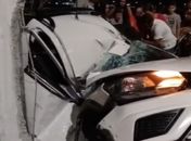 Motorista fica gravemente ferido e veículo destruído após colisão com poste em Maceió