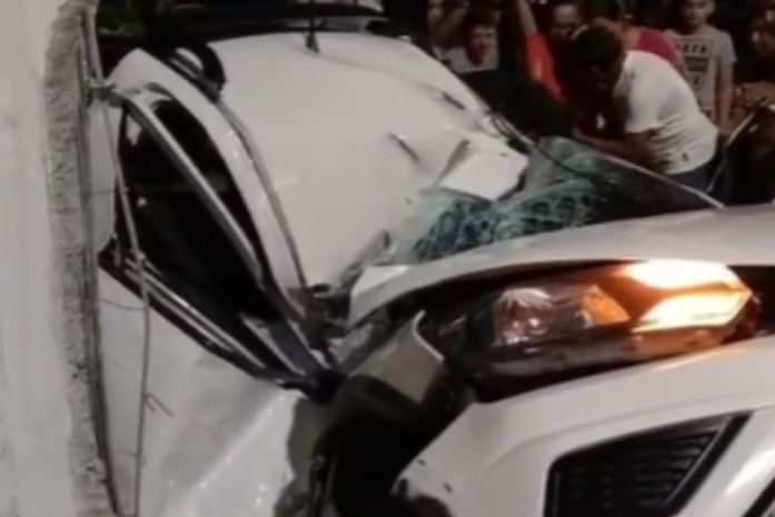 Motorista fica gravemente ferido e veículo destruído após colisão com poste em Maceió