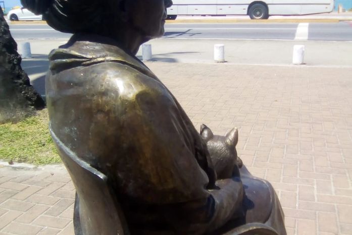 Já descobriu quem é essa senhora? Perguntou a turista se referindo à estátua de Nise da Silveira.