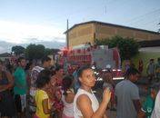 Veículo pega fogo dentro de residência; Corpo de Bombeiros é acionado