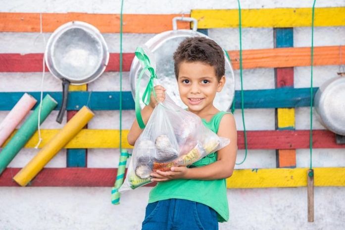 Cada aluno tem direito a um kit, que é composto por alimentos da agricultura familiar