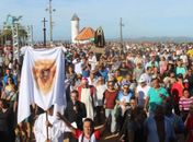 Milhares de fieis sobem em romaria ao Morro Santo da Massaranduba em Arapiraca 