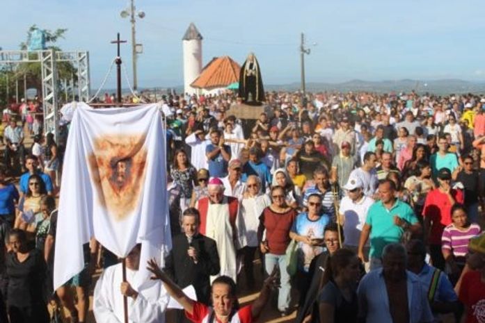 Milhares de fieis sobem em romaria ao Morro Santo da Massaranduba em Arapiraca