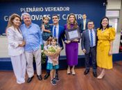 Marina Candia, ao lado da família e do prefeito JHC