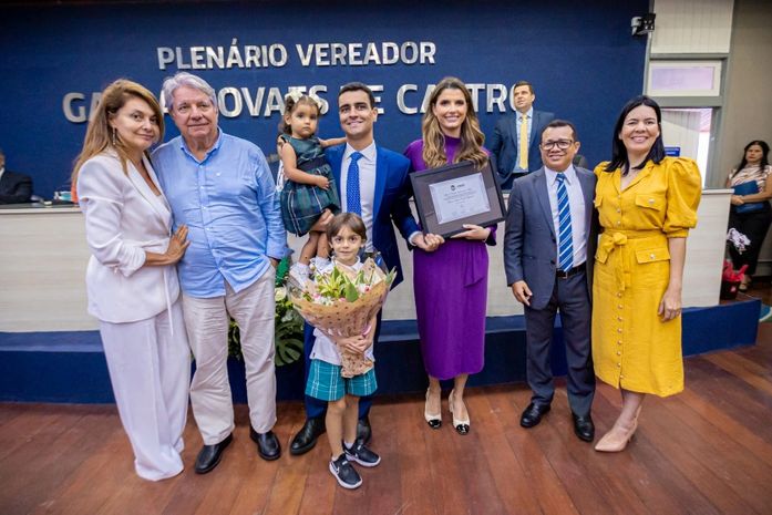 Marina Candia, ao lado da família e do prefeito JHC