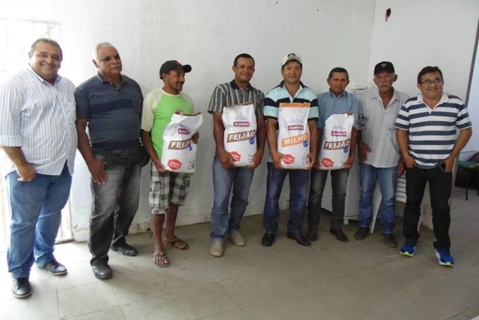 Prefeitura de Santana do Mundaú distribui sementes e promove palestra para agricultores