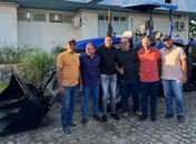 Vice-prefeito de Monteirópolis fortalece agricultura familiar com entrega de trator para associação rural