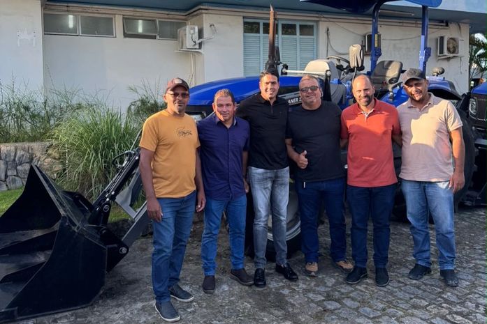 Vice-prefeito de Monteirópolis fortalece agricultura familiar com entrega de trator para associação rural