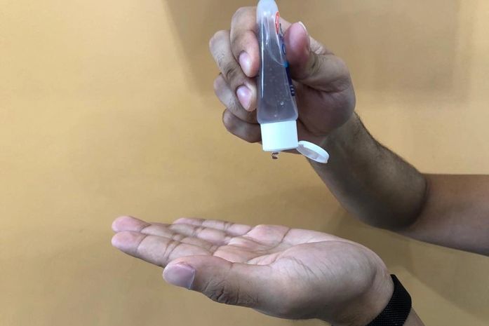 Álcool em gel é o mais utilizado, caso não tenha, água e sabão