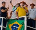 JHC, o candidato do bolsonarismo, correndo de Flávio Bolsonaro pra não se queimar