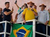 JHC, o candidato do bolsonarismo, correndo de Flávio Bolsonaro pra não se queimar