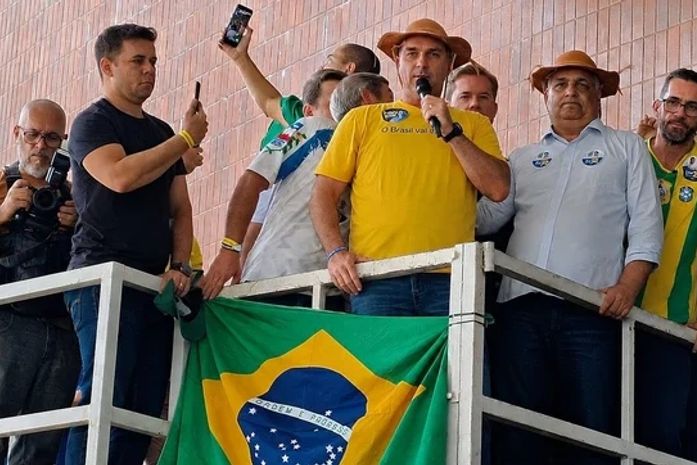 JHC, o candidato do bolsonarismo, correndo de Flávio Bolsonaro pra não se queimar